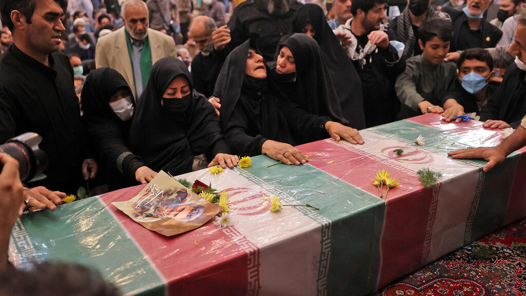 בני משפחתו של קצין משמרות המהפכה קולונל חסן סיאד חודאי שחוסל ב טהרן בוכים מעל ארון קבורתו ב הלווייה שנערכה לו בבירת איראן