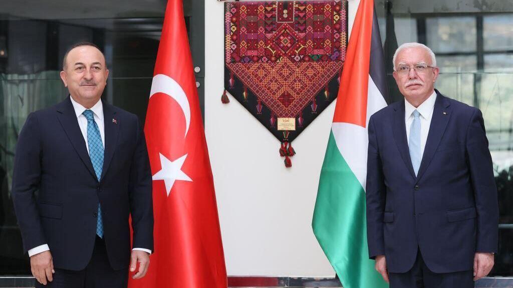 ריאד אל מאלכי שר החוץ של הרשות הפלסטינית עם מבלוט צ'בושולו שר החוץ של טורקיה ב רמאללה
