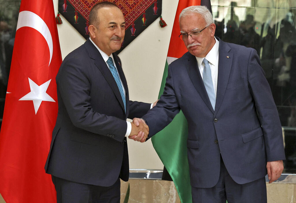 Foreign ministers Mevlut Cavusoglu and Riyad al-Maliki (Photo: AFP) ריאד אל מאלכי שר החוץ של הרשות הפלסטינית עם מבלוט צ'בושולו שר החוץ של טורקיה ב רמאללה
