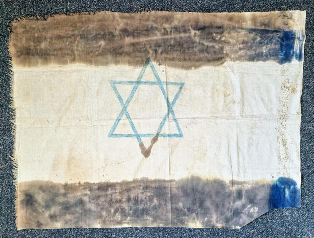 דגל שהונף על גג בניין הדואר בעזה כסמל לכיבושו ע"י צה"ל נחשף לראשונה לאחר 55 שנים