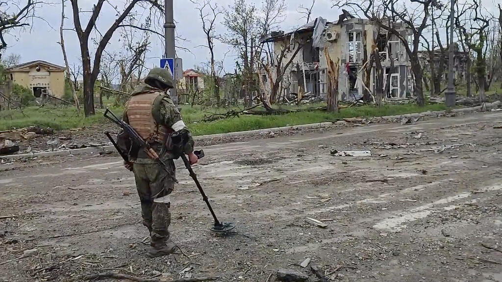 חייל רוסי מחפש מוקשים במפעל אזובסטל ב מריופול אחרי כיבושו הסופי 22 במאי אוקראינה מלחמה מול רוסיה