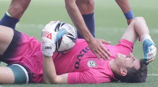 ג'וש כהן על כר הדשא