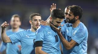 שחקני נבחרת ישראל חוגגים עם מונס דאבור