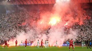 אבוקות נזרקות מיציעי מכבי חיפה