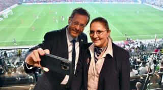 נשיא המדינה יצחק הרצוג ורעייתו מיכל בגמר גביע המדינה בכדורגל