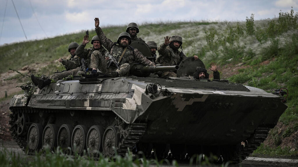 חיילים אוקראינים בעמדה ליד עיירה ליסיקאנסק סמוך ל סברודונייצק בחבל דונבאס אוקראינה מלחמה מול רוסיה