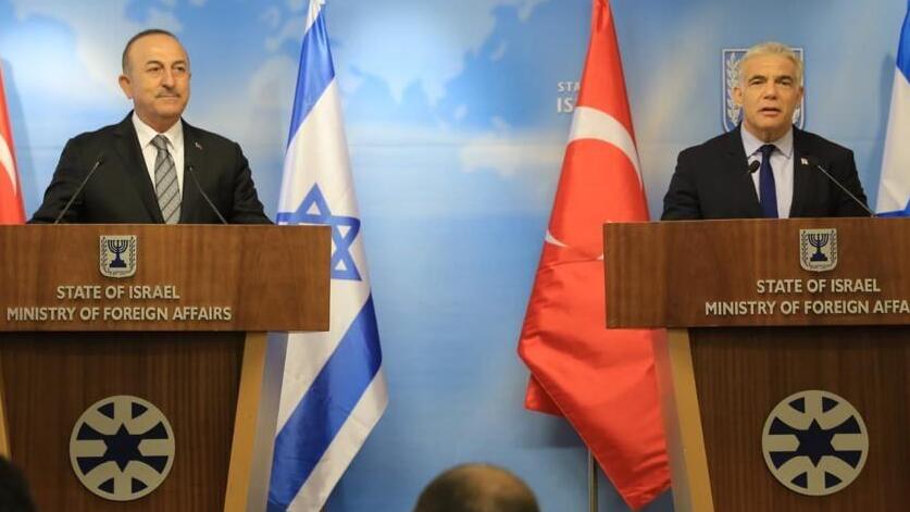 יאיר לפיד ושר החוץ הטורקי מבלוט צ'בושולו בהצהרה לתקשורת