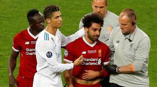 מוחמד סלאח יורד בדמעות מהדשא בגמר ליגת האלופות ב-2018