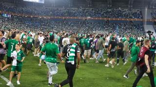 אוהדי מכבי חיפה פורצים לכר הדשא