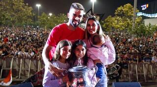 מיגל וטניה ויטור עם הילדות