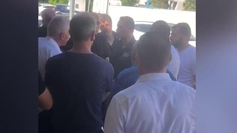 מפקד תחנת לוד במשטרה בשיחה עם תושבים