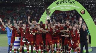 שחקני רומא מניפים את גביע הקונפרנס ליג