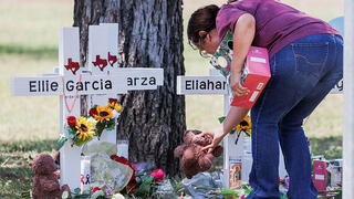תושבים מניחים זרים לזכר הילדים שנרצחו בטבח בית ספר ב יובלדי טקסס ארה"ב