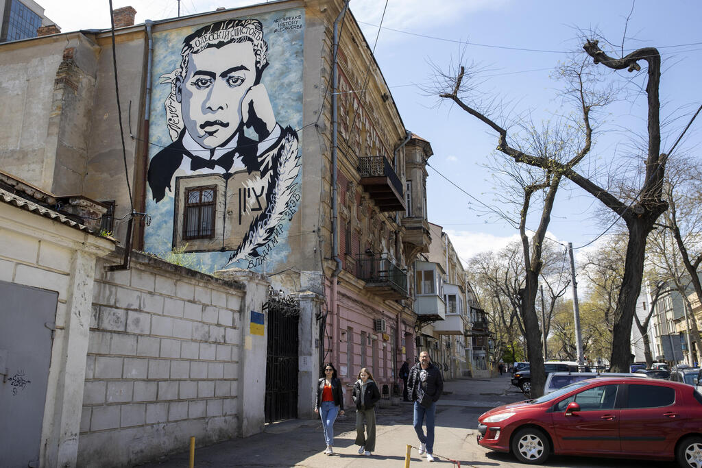 זאב ז'בוטינסקי הצעיר, על קיר בית הולדתו. האמנית לסיה ורביה, שציירה אותו, מגייסת היום בניו-יורק תרומות לחברים באוקראינה