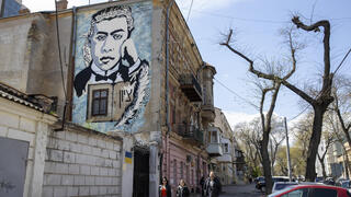 זאב ז'בוטינסקי הצעיר, על קיר בית הולדתו. האמנית לסיה ורביה, שציירה אותו, מגייסת היום בניו-יורק תרומות לחברים באוקראינה
