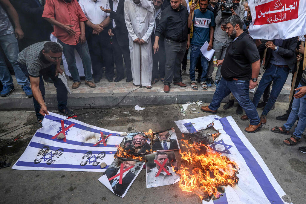 שורפים את דגל ישראל ותמונות של נפתלי בנט ובני גנץ ברצועת עזה
