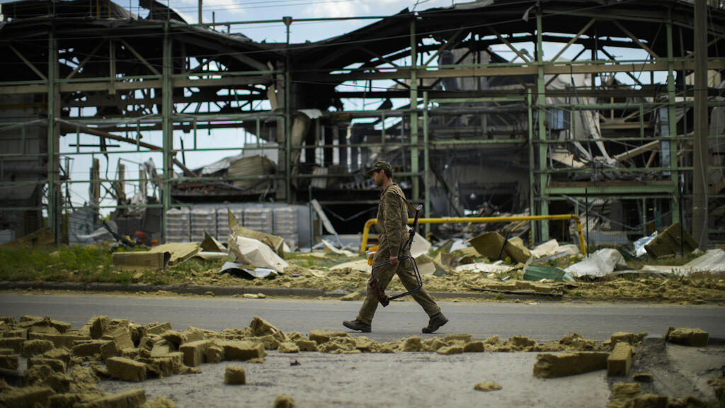 Разрушенные районы Бахмута на востоке Украины (Фото: AP ) אוקראינה הרס ב בחמוט מזרח המדינה חייל אוקראיני