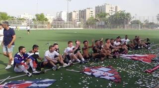 הקבוצה חוגגת עם הקהל שהגיע לרמלה