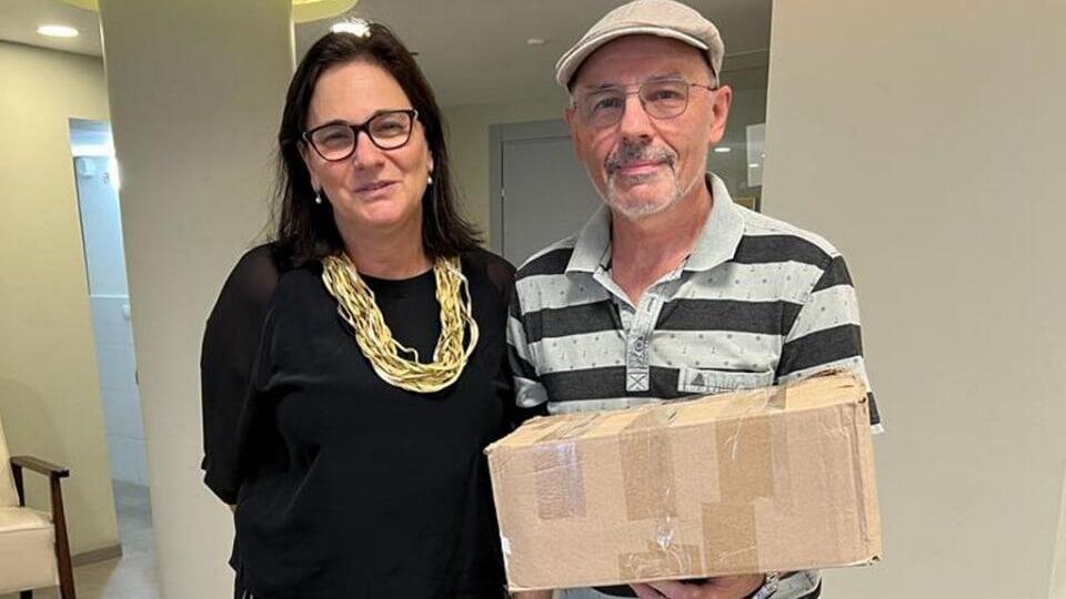 מארק שנדלוב, אחיין של שמחה דקמן, מקבל את חפציו האבודים