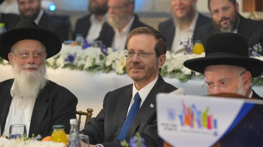 President Issac Herzog with the heads of Mercaz HaRav Yeshiva on Sunday (Photo: GPO) הרצוג בנאומו בישיבת הרב