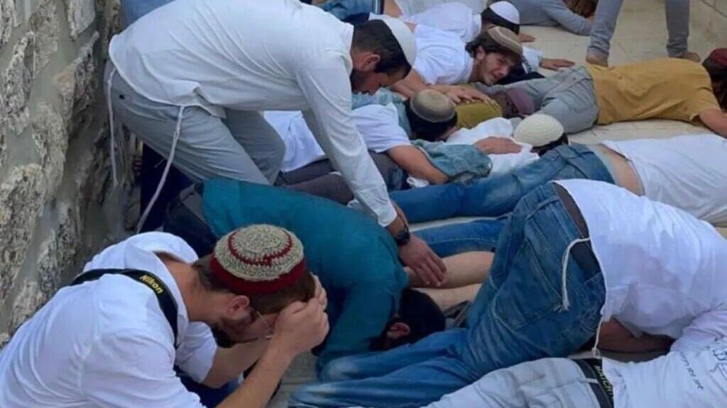 Jewish worshipers bow in prayer on Temple Mount in violation of status quo יהודים מתפללים בהר הבית