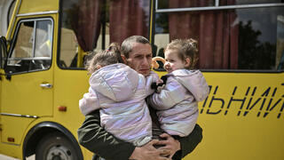 אוקראינה ליסיצ'נסק דמיטרו מוסור שאיבד את אשתו אוחז ב שתי בנותיו התאומות בנות שנתיים ב סייביירודונצק