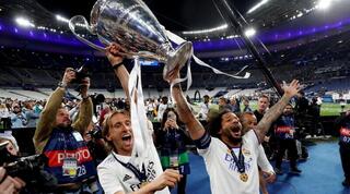 מרסלו ולוקה מודריץ' חוגגים עם הגביע