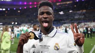 ויניסיוס ג'וניור חוגג עם המדליה