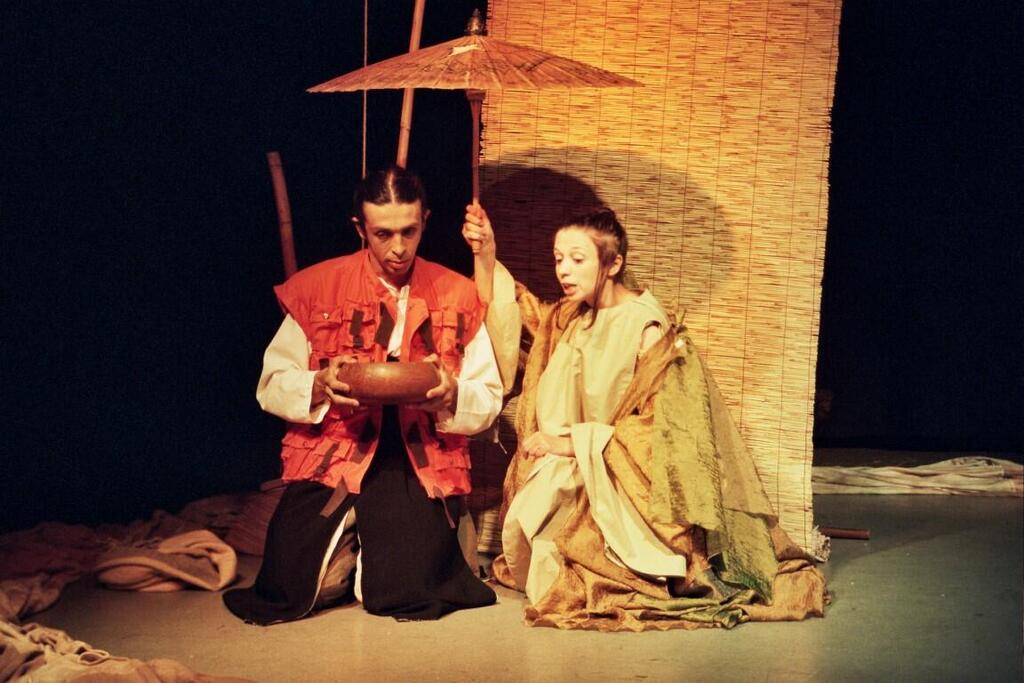 Сцена из спектакля "Женщина в песках" (Фото: Ольга Бырько) Сцена из спектакля "Женщина в песках"