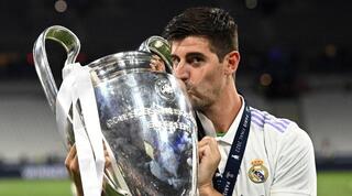 טיבו קורטואה נושק לגביע