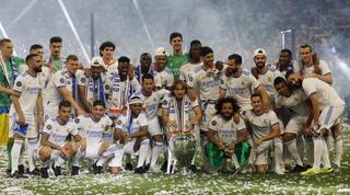 שחקני ריאל מדריד חוגגים עם הגביע בברנבאו