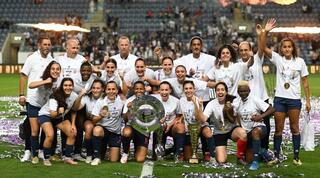 שחקניות מ.ס קריית גת עם גביע המדינה וצלחת האליפות