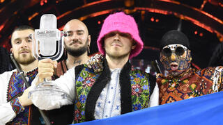 קאלוש אורקסטרה עם גביע הזכייה באירוויזיון