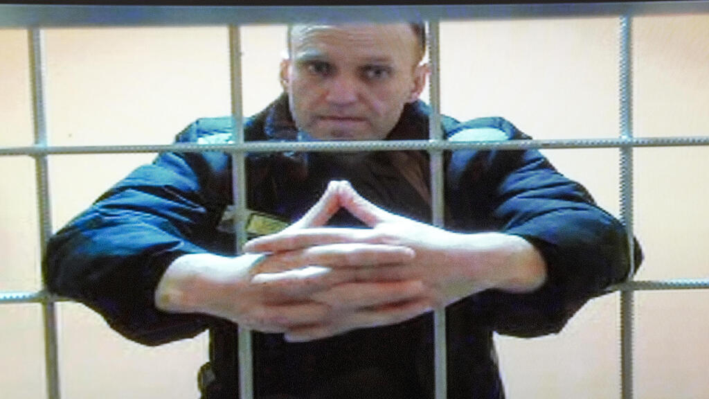 אלכסיי נבלני ב כלא מופיע באמצעות הווידאו בדיון בבית המשפט ב רוסיה