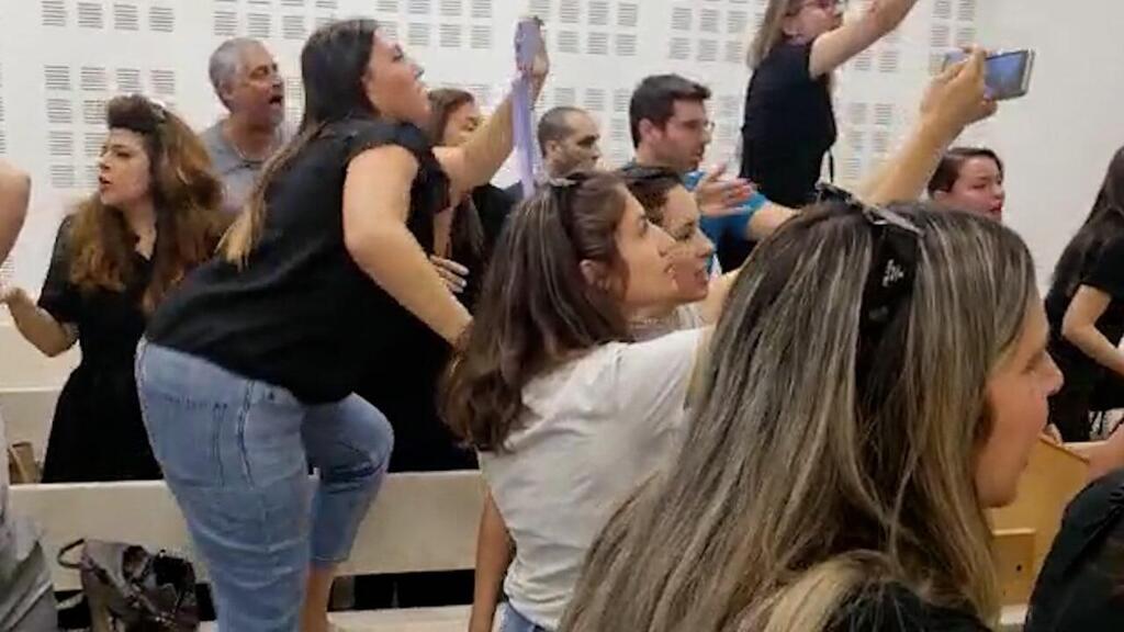 הורים צועקים על אורלי דוידוביץ ודניאל לייבוביץ' במחוזי לוד