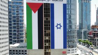 דגל פלסטין מורד מבניין ליד הבורסה ברמת גן