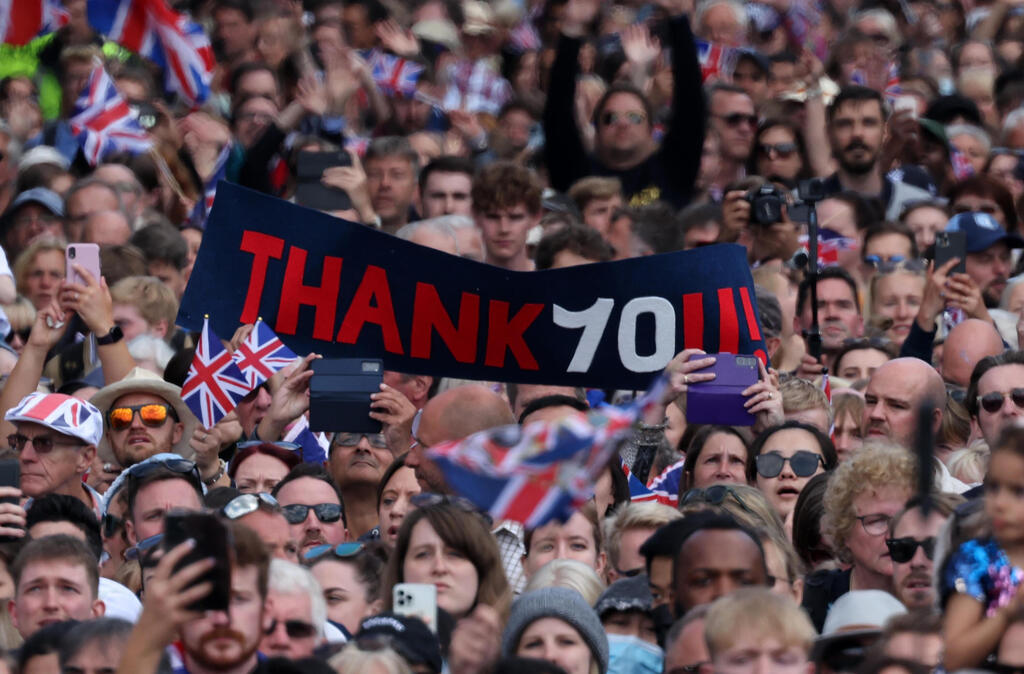 British gather to celebrate 70 years mark 
