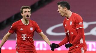 רוברט לבנדובסקי ותומאס מולר חוגגים