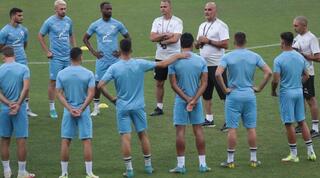 יוצא לדרך. אלון חזן עם שחקני הנבחרת