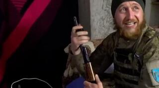 חייל אוקראיני צופה במשחק