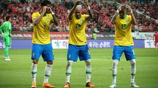 ניימאר חוגג עם ראפיניה ופאקטה