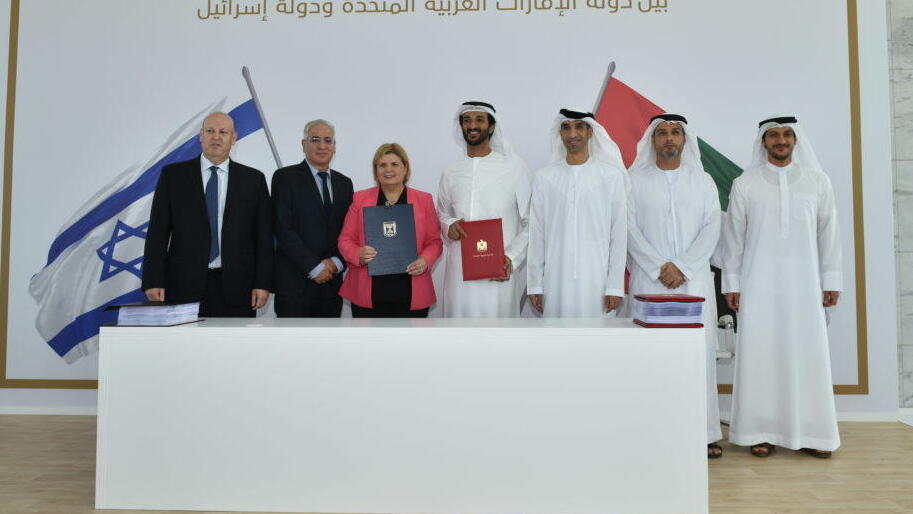 Celebrating the signing of a free trade agreement between Israel and the United Arab Emirates in Dubai 
