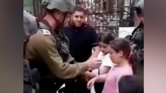 תיעוד: קצין צה''ל עוצר ילדה בת 10 בחברון