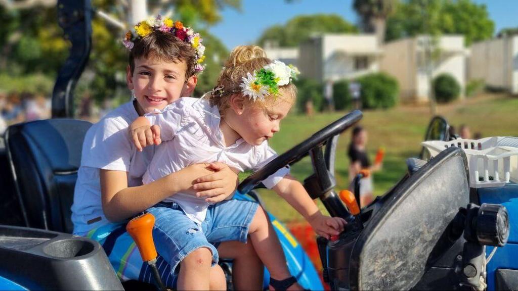 Шавуот в кибуце Кфар-Аза (Фото: Рои Идан ) חג שבועות בקיבוץ כפר עזה