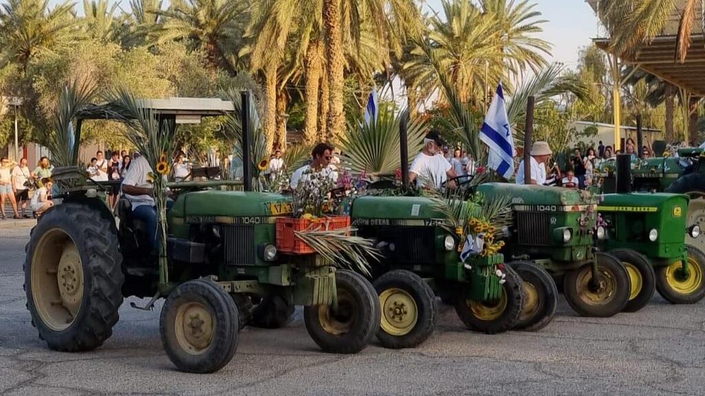 Шавуот в мошаве Хецба (Фото: Хагит Фукс-Алон ) חג שבועות במושב חצבה