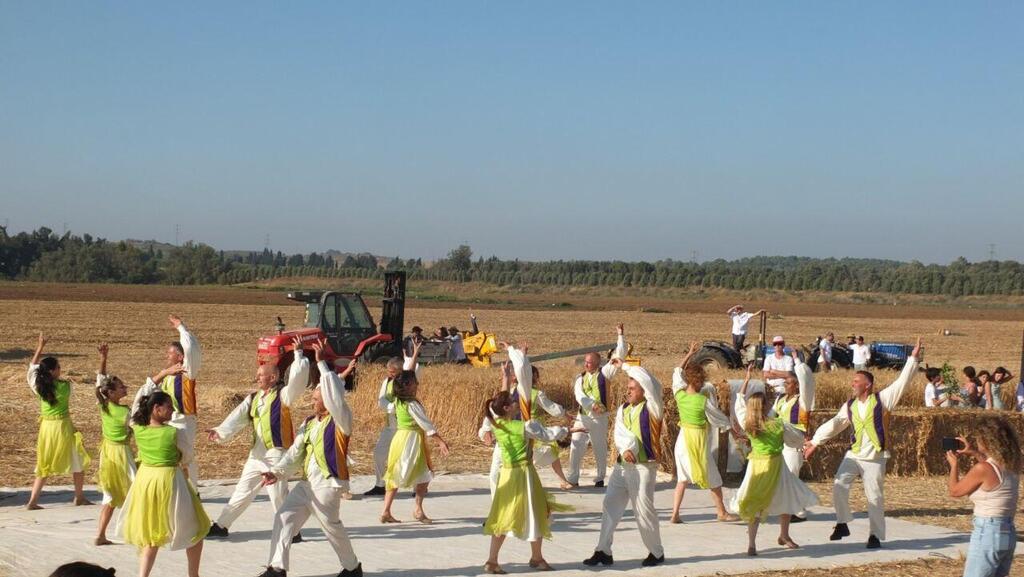 Народные танцы (рикудей ам) в кибуце Эрез חג שבועות בקיבוץ ארז