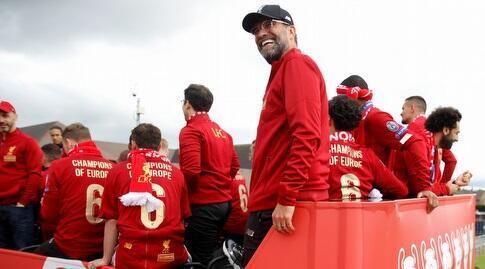 שחקני ליברפול ויורגן קלופ על  אוטובוס הקבוצה