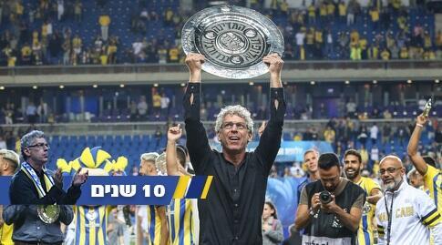 מיץ' גולדהאר עם צלחת האליפות