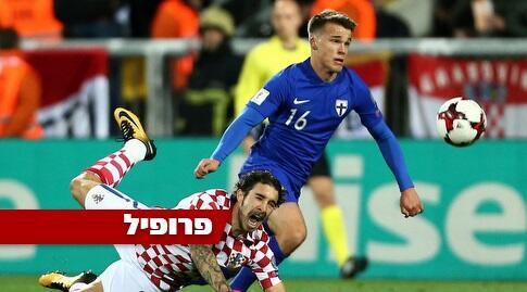 סימון סקראב במדי נבחרת פינלנד נגד קרואטיה