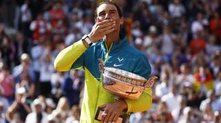 רפאל נדאל עם הגביע